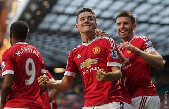 斯基拉：曼联会在本周再次和布伦特福德谈姆贝乌莫转会.